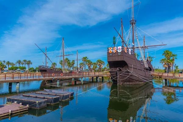 İspanya 'daki Muelle de las Carabelas' ta Kolomb gemileri Nina, Pinta ve Santa Maria 'nın kopyaları.