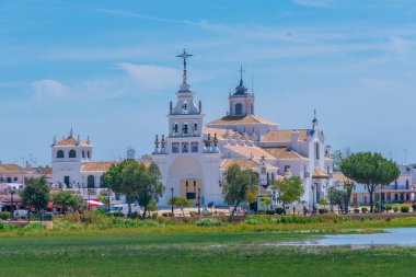 İspanya 'daki Rocio leydimizin mabedi.