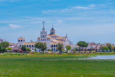 İspanya 'daki Rocio leydimizin mabedi.