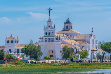 İspanya 'daki Rocio leydimizin mabedi.