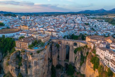 İspanyol şehri Ronda 'nın günbatımı manzarası