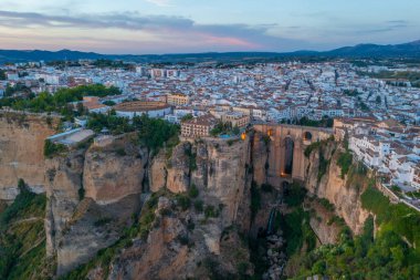 İspanyol şehri Ronda 'nın günbatımı manzarası