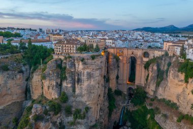 İspanyol şehri Ronda 'nın günbatımı manzarası