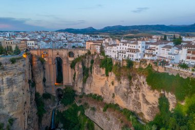İspanyol kasabası Ronda 'daki Puente nuevo köprüsünün günbatımı manzarası