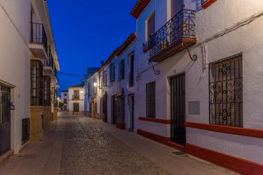 İspanyol şehri Ronda 'nın beyaz caddesinin gece manzarası