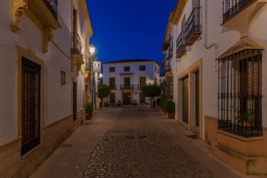 İspanyol şehri Ronda 'nın beyaz caddesinin gece manzarası