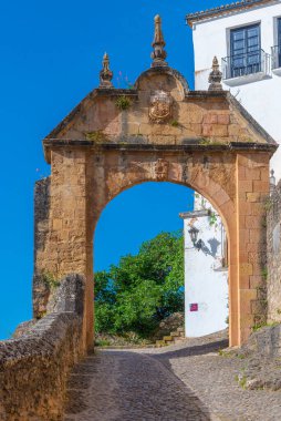 İspanyol kasabası Ronda 'nın tahkimatının üzerinde taş kemer var.