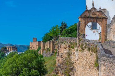 İspanyol kasabası Ronda 'nın tahkimatının üzerinde taş kemer var.