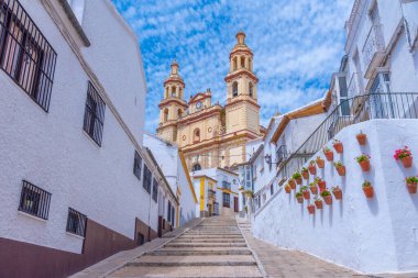 Eski İspanyol şehri Olvera 'daki beyaz cadde kiliseye gidiyor.
