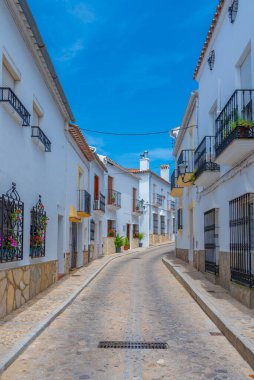 Eski İspanyol şehri Zahara 'da beyaz cadde