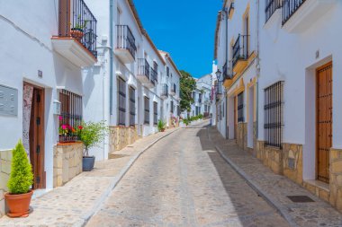 Eski İspanyol şehri Zahara 'da beyaz cadde