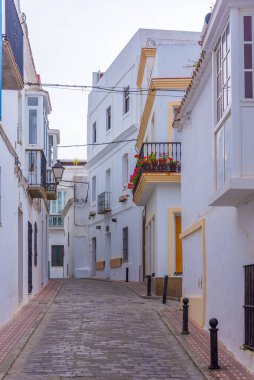 Eski İspanyol şehri Tarifa 'da beyaz cadde
