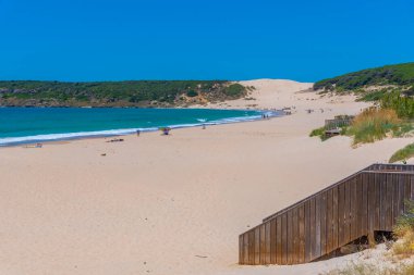 İspanya 'nın Endülüs bölgesindeki Playa de Bolonia' da güneşli bir gün