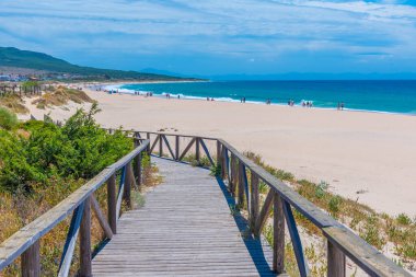 İspanya 'nın Endülüs bölgesindeki Playa de Bolonia' da güneşli bir gün