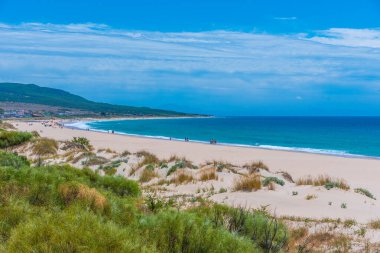 İspanya 'nın Endülüs bölgesindeki Playa de Bolonia' da güneşli bir gün