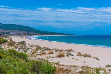 İspanya 'nın Endülüs bölgesindeki Playa de Bolonia' da güneşli bir gün