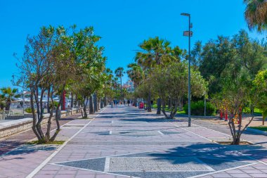 İnsanlar İspanya, Marbella 'da deniz kenarında geziniyorlar.