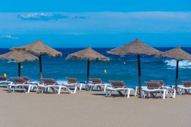 Marbella, İspanya 'daki Playa de Venüs' te güneşlik ve şemsiyeler.