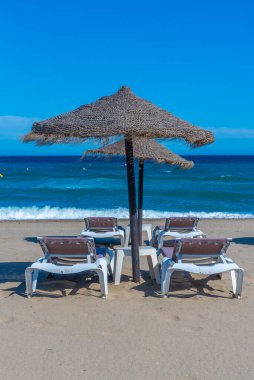 Marbella, İspanya 'daki Playa de Venüs' te güneşlik ve şemsiyeler.