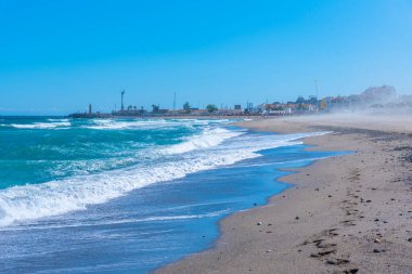 Marbella, İspanya 'daki Puerto Banus plajında güneşli bir gün.