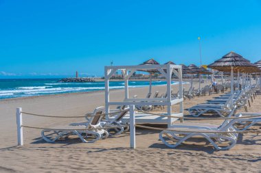 Marbella, İspanya 'daki Playa de Venüs' te güneşlik ve şemsiyeler.