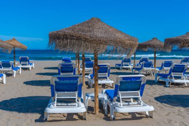 Marbella, İspanya 'daki Playa de Venüs' te güneşlik ve şemsiyeler.