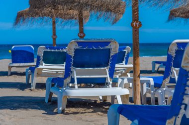 Marbella, İspanya 'daki Playa de Venüs' te güneşlik ve şemsiyeler.