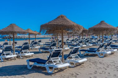 Marbella, İspanya 'daki Playa de Venüs' te güneşlik ve şemsiyeler.