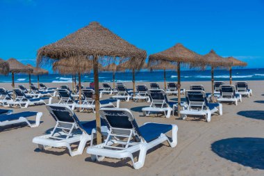 Marbella, İspanya 'daki Playa de Venüs' te güneşlik ve şemsiyeler.