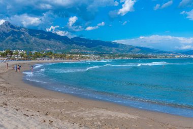 Marbella, İspanya 'daki Puerto Banus plajında güneşli bir gün.