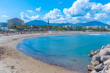 Marbella, İspanya 'daki Puerto Banus plajında güneşli bir gün.