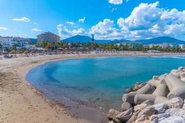 Marbella, İspanya 'daki Puerto Banus plajında güneşli bir gün.