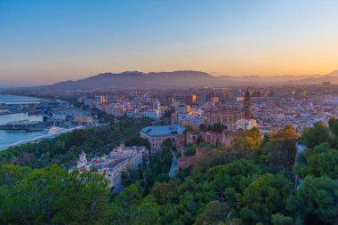 Gün batımında Malaga 'daki katedralin havadan görüntüsü.