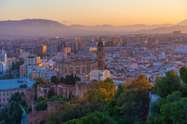 Gün batımında Malaga 'daki katedralin havadan görüntüsü.