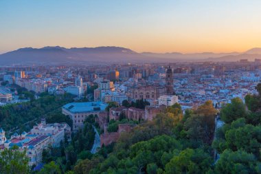 Gün batımında Malaga 'daki katedralin havadan görüntüsü.