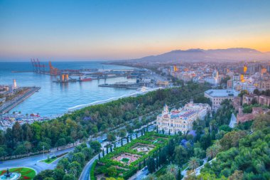Gün batımında Malaga Limanı 'nın günbatımı görüntüsü