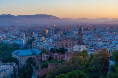 Gün batımında Malaga 'daki katedralin havadan görüntüsü.