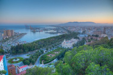 Gün batımında Malaga Limanı 'nın günbatımı görüntüsü