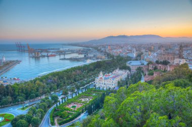 Gün batımında Malaga Limanı 'nın günbatımı görüntüsü