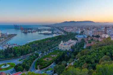 Gün batımında Malaga Limanı 'nın günbatımı görüntüsü