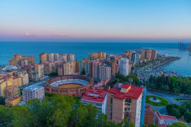 İspanya 'nın Malaga kentindeki koridor binasının günbatımı görüntüsü.