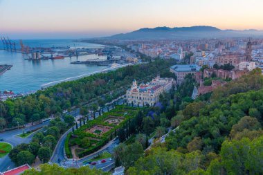 Gün batımında Malaga Limanı 'nın günbatımı görüntüsü