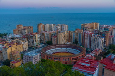 İspanya 'nın Malaga kentindeki koridor binasının günbatımı görüntüsü.