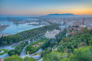 Gün batımında Malaga Limanı 'nın günbatımı görüntüsü