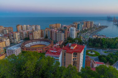 İspanya 'nın Malaga kentindeki koridor binasının günbatımı görüntüsü.