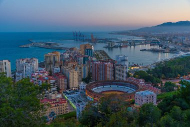 İspanya 'nın Malaga kentindeki koridor binasının günbatımı görüntüsü.