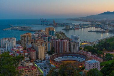 İspanya 'nın Malaga kentindeki koridor binasının günbatımı görüntüsü.
