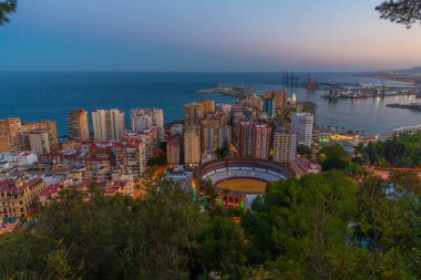 İspanya 'nın Malaga kentindeki koridor binasının günbatımı görüntüsü.