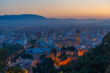 Gün batımında Malaga 'daki katedralin havadan görüntüsü.