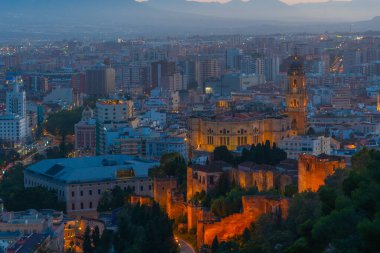 Gün batımında Malaga 'daki katedralin havadan görüntüsü.